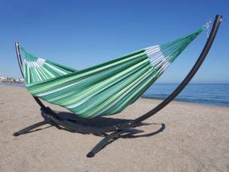 hamac xxl vert multicolore avec support en metal sur la plage
