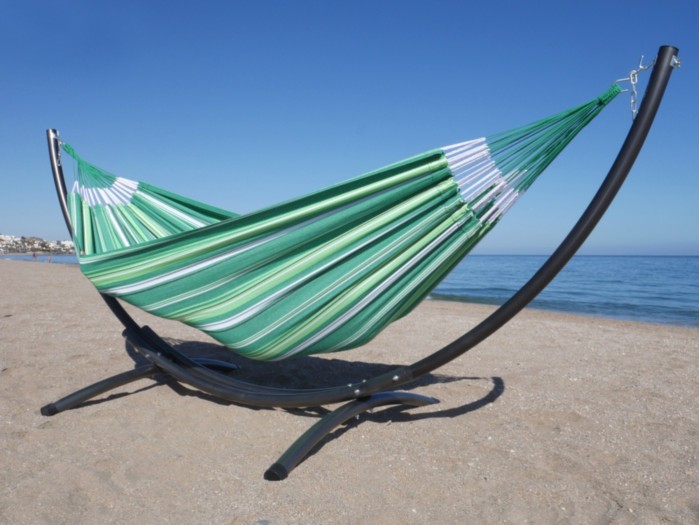 hamac xxl vert multicolore avec support en metal sur la plage