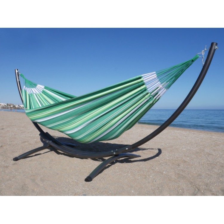 hamac xxl vert multicolore avec support en metal sur la plage