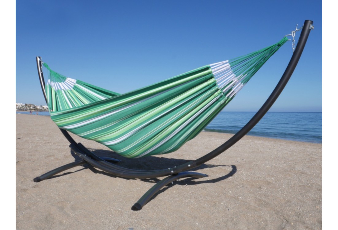 hamac xxl vert multicolore avec support en metal sur la plage