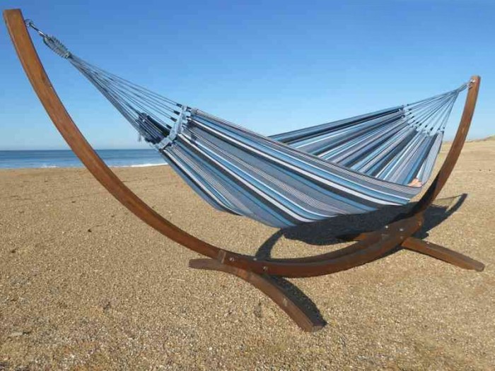 support bois avec hamac bleu