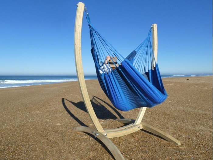 Hamac chaise XXL ave support en bois Paquito, en tissu bleu à rayures