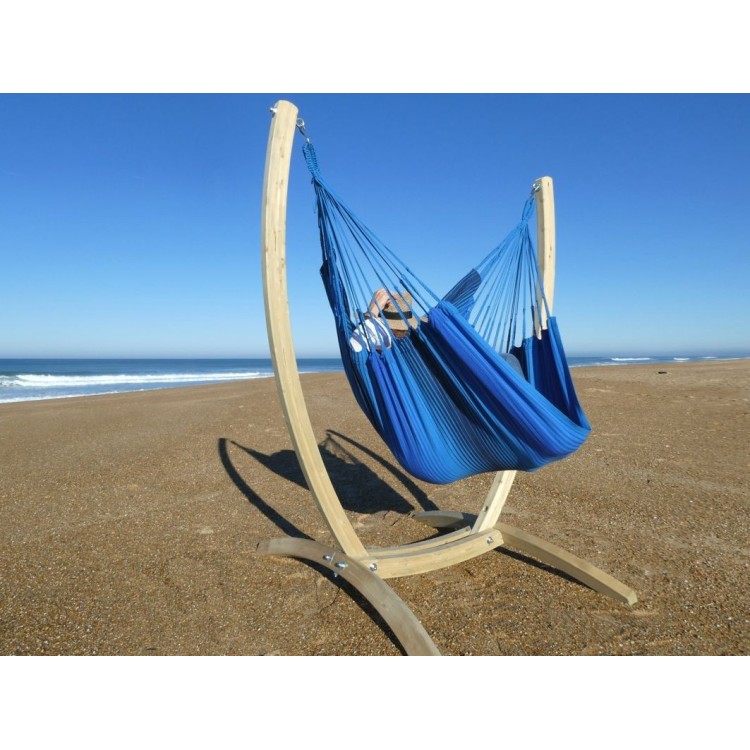 Hamac chaise XXL ave support en bois Paquito, en tissu bleu à rayures