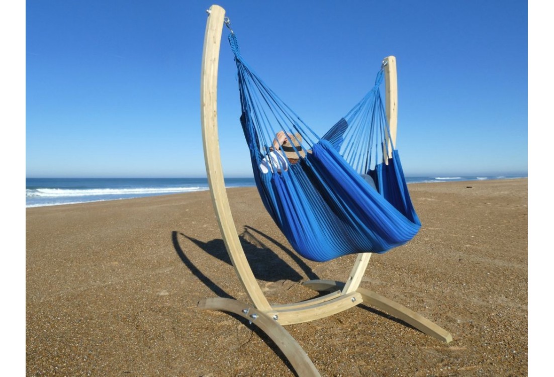 Hamac chaise XXL ave support en bois Paquito, en tissu bleu à rayures
