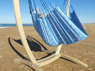 photo de détail - chaise hamac bleu avec support en bois