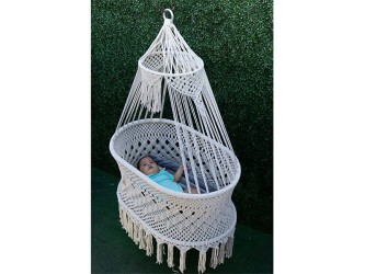 bébé dans un berceau hamac