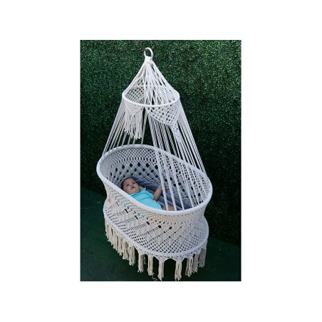 bébé dans un berceau hamac