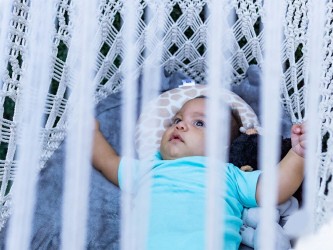 bébé dans un berceau hamac