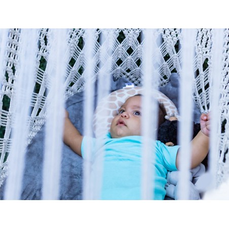 bébé dans un berceau hamac