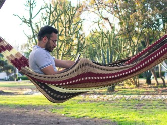 Hamac mexicain XXL multicolore  dans le jardin