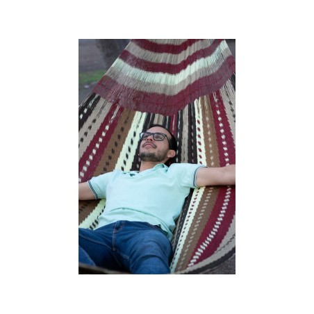 homme se reposant dans un hamac