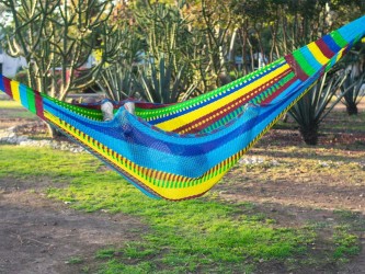 Hamac mexicain XXL multicolore  dans le jardin