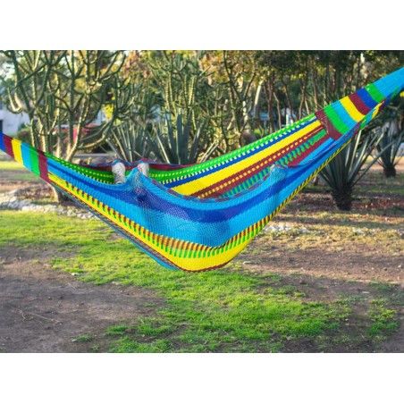 Hamac mexicain XXL multicolore  dans le jardin