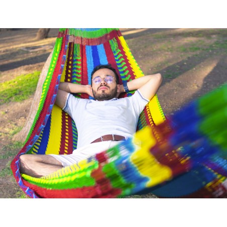 Homme se reposant dans un hamac XXL mexicain multicolore