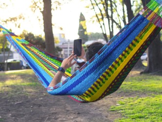 Homme se reposant dans un hamac mexicain multicolore