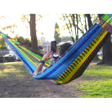 Homme se reposant dans un hamac mexicain multicolore