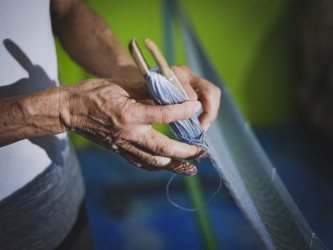 Artisan mexicain fabriquant un hamac