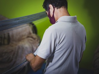 Artisan mexicain fabriquant un hamac