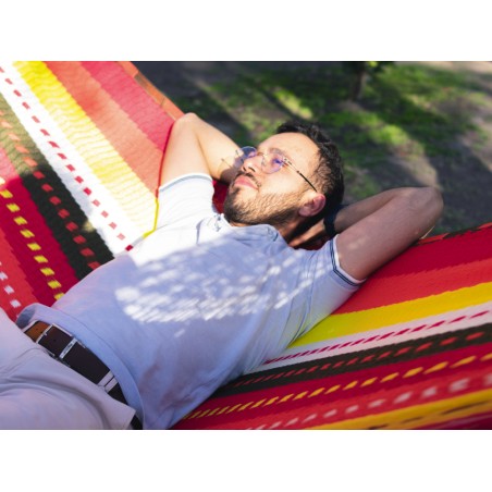 Homme se reposant dans un hamac XXL mexicain multicolore