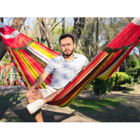 Homme se reposant dans un hamac XXL mexicain multicolore