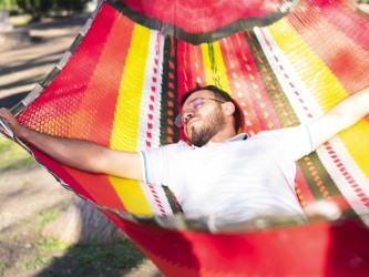 Homme se reposant dans un hamac XXL mexicain