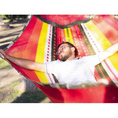 Homme se reposant dans un hamac XXL mexicain