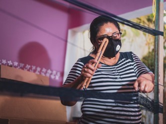 Artisan mexicain fabriquant un hamac