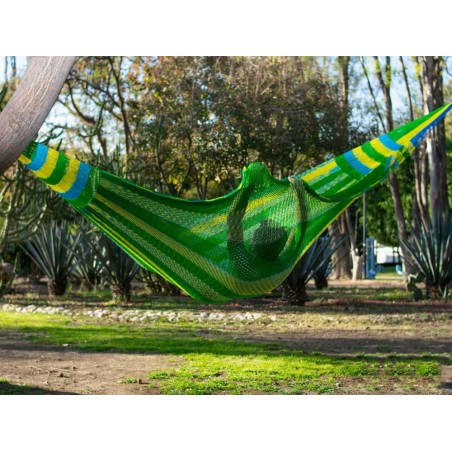 Hamac mexicain XXL vert avec un homme allongé