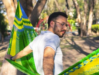 Homme heureux dans hamac mexicain XXL vert multicolore