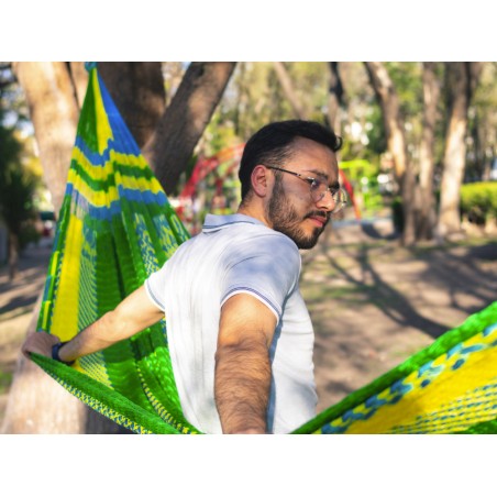 Homme heureux dans hamac mexicain XXL vert multicolore