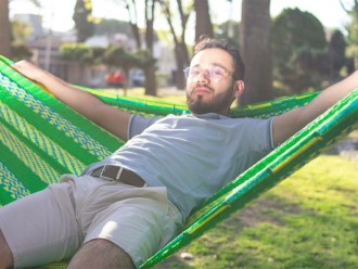 Homme dans hamac mexicain XXL vert qui se repose