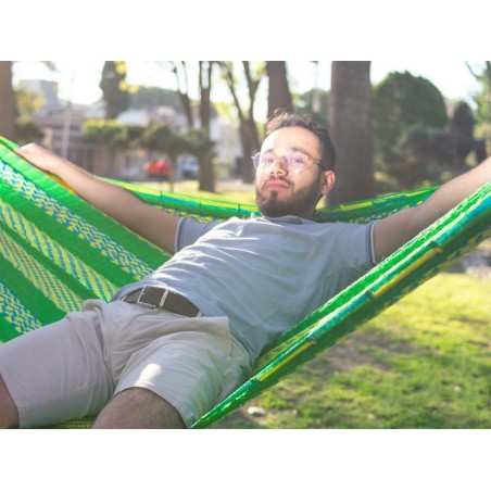 Homme dans hamac mexicain XXL vert qui se repose