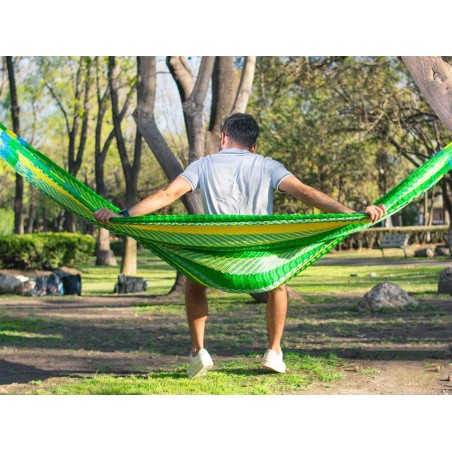 homme assis de dos, dans un hamac mexicain vert