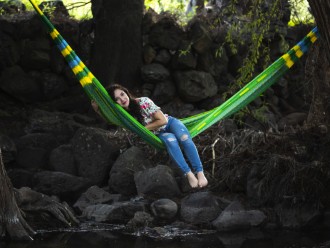 Femme heureux dans hamac mexicain XXL vert multicolore