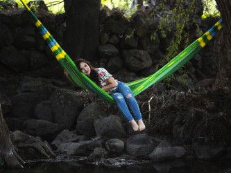 Femme adossé dans hamac mexicain XXL vert multicolore