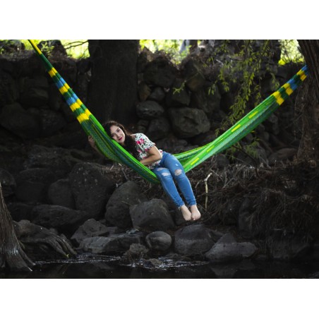 Femme adossé dans hamac mexicain XXL vert multicolore