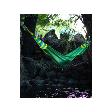 hamac mexicain de luxe accroché en haut d'une rivière