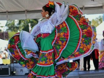 fille en costume mexicain typique