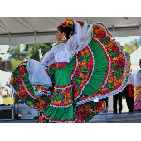 fille en costume mexicain typique