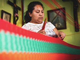 Femme artisan fabriquant un hamac mexicain