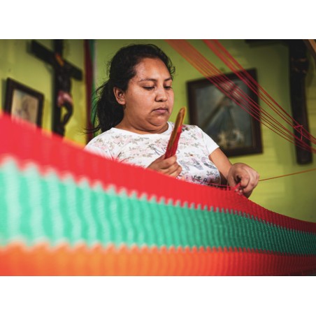 Femme artisan fabriquant un hamac mexicain