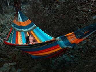 Femme dans hamac mexicain Maya XXL multicolore