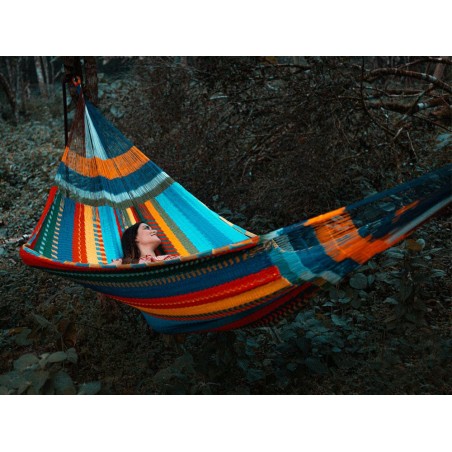 Femme dans hamac mexicain Maya XXL multicolore