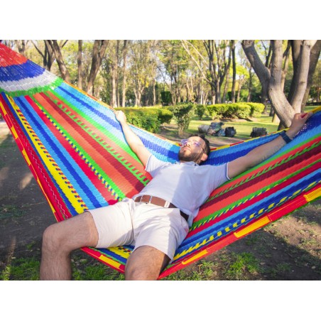 Homme dans un hamac XXL dans le jardin