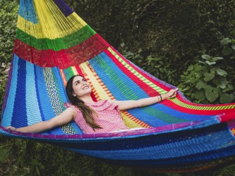 Fille heureuse dans un hamac mexicain multicolore