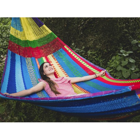 Fille heureuse dans un hamac mexicain multicolore