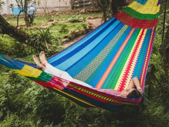 Femme dans hamac mexicain Maya XXL multicolore