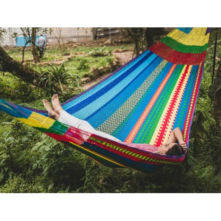 Femme dans hamac mexicain Maya XXL multicolore