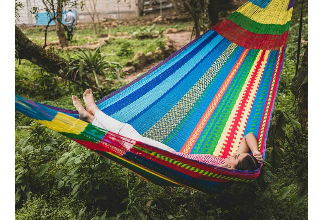 Femme dans hamac mexicain Maya XXL multicolore