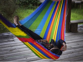 Fille dans un hamac mexicain multicolore